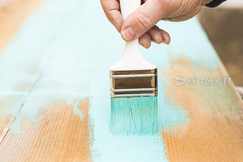 用油漆刷在木板上作画