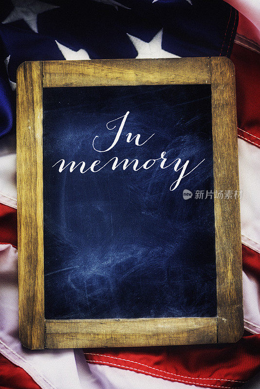 黑板上写着美国阵亡将士纪念日的纪念信息和抄写空间
