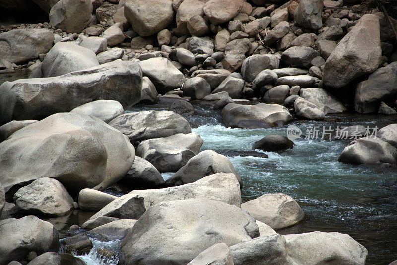 秘鲁:阿瓜斯卡连特斯的乌鲁班巴河