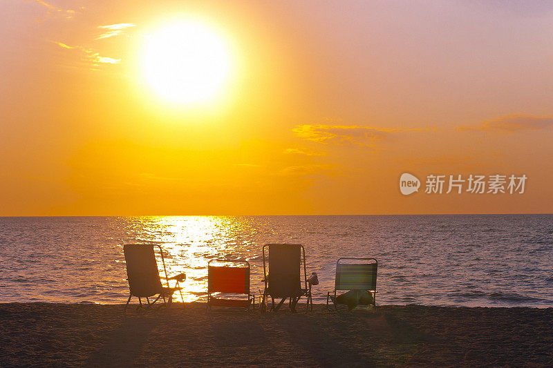 日落时的沙滩椅
