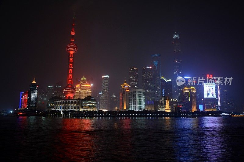 晚上的陆家嘴天际线，中国上海
