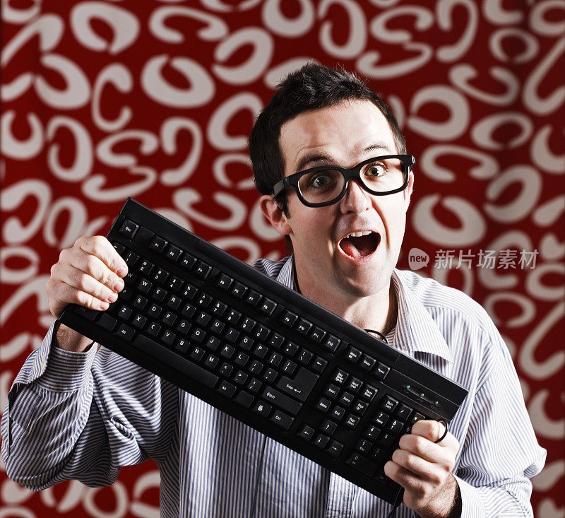 一个极客年轻人举起电脑键盘