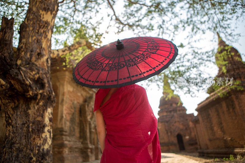 缅甸蒲甘寺里和尚拿伞。