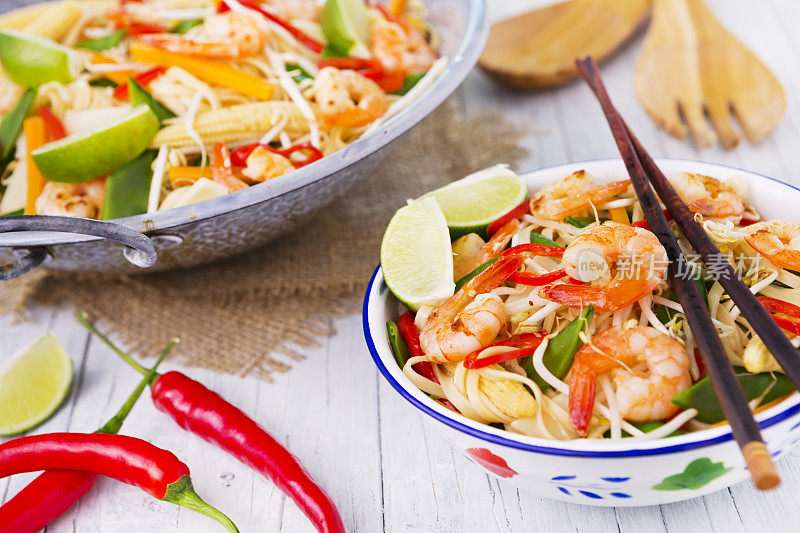 健康的虾和蔬菜炒在一个碗里，明亮的