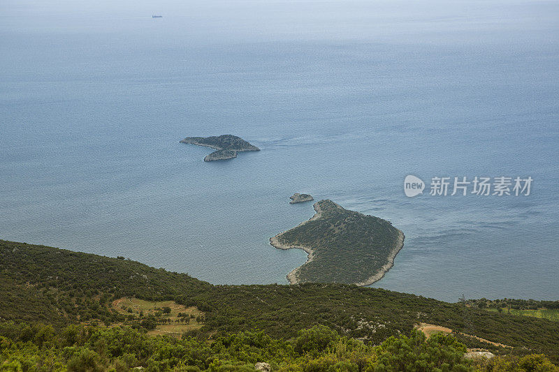 土耳其费蒂耶穆格拉附近的奥卢德尼兹蓝泻湖地区的地中海海岸