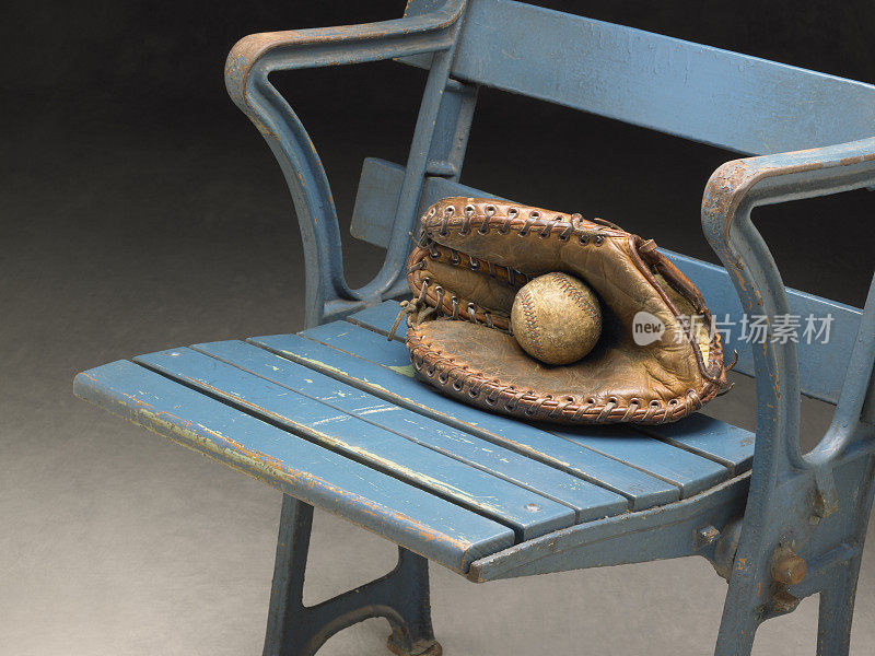 特写的旧体育场座位与古董棒球和手套