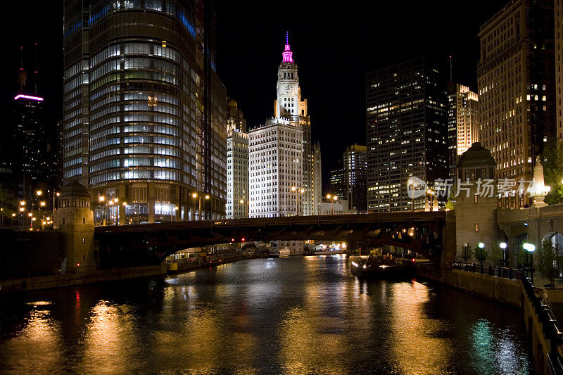芝加哥市中心滨河城市景观
