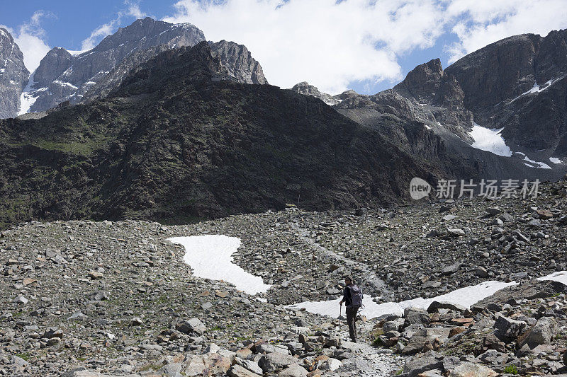 在山间小径上行走的徒步旅行者