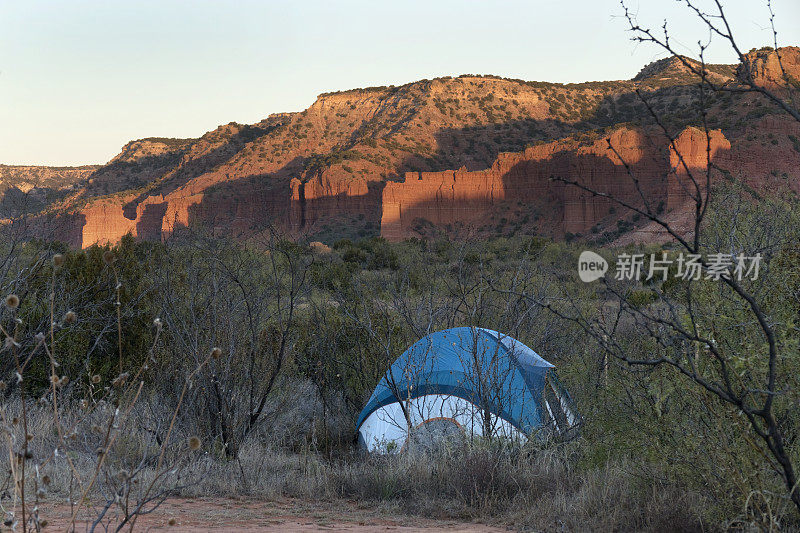 在德克萨斯州卡普克峡谷州立公园的帐篷露营者的日出