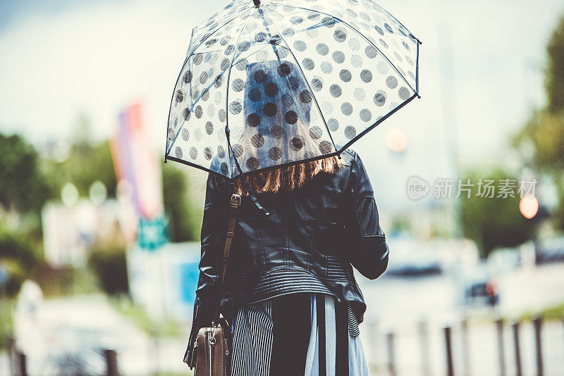 暴风雨天气中的女人