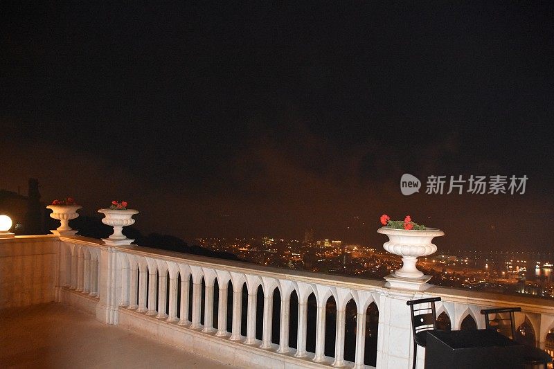 晚上的Bahá'í花园