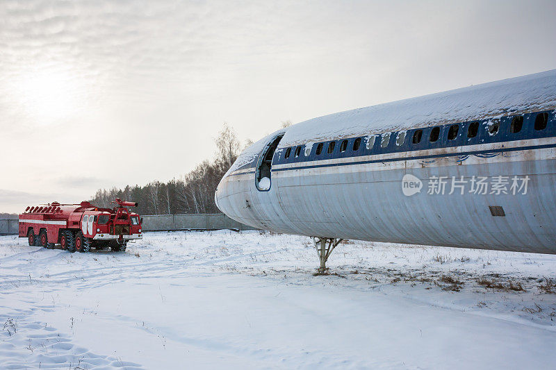 机场消防车和飞机紧急降落在寒冷的冬季机场