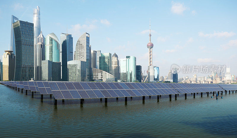 生态环保绿色能源可持续发展的太阳能发电厂与上海天际线