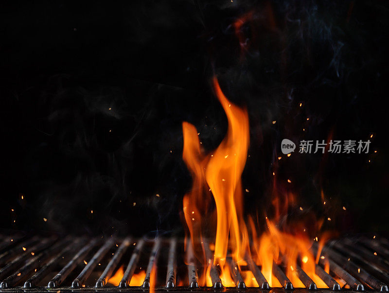 用明火清理燃烧的木炭烤架