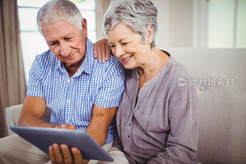 一对老年夫妇在看数字平板电脑