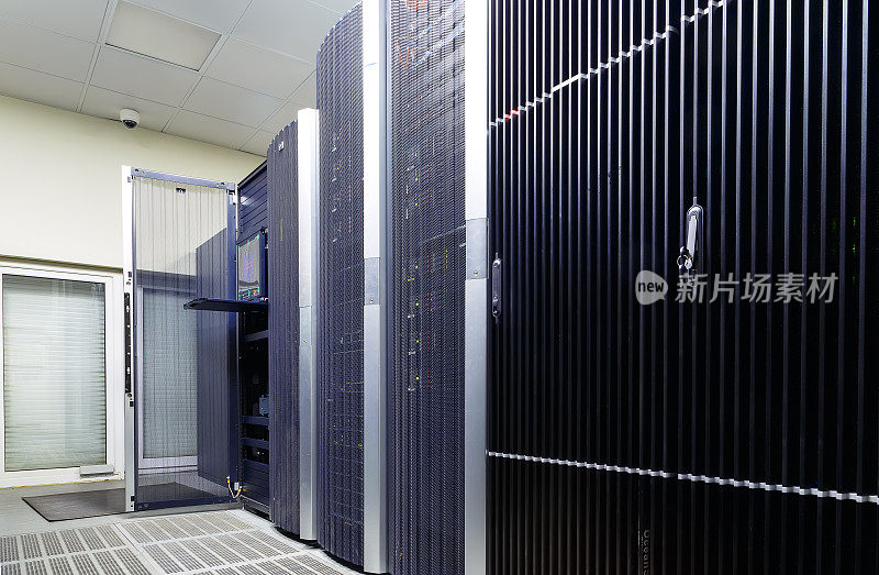 数据中心中有一排排服务器硬件的房间