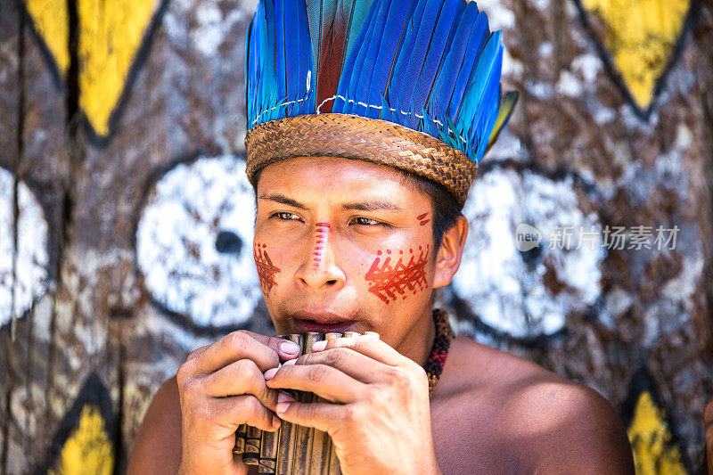 演奏木笛的巴西土著