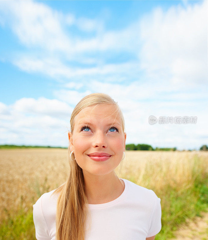 一个美丽的女人笑着抬头看着一个区域的拷贝空间