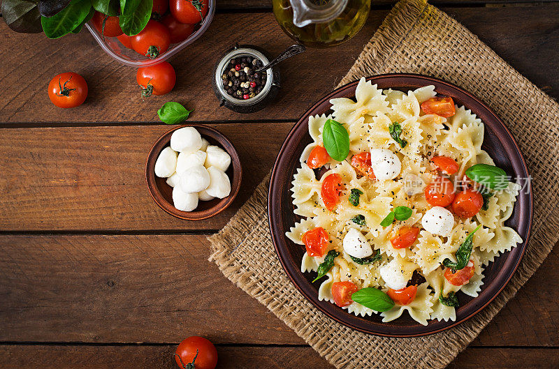 法法尔意大利面-加番茄，马苏里拉奶酪和罗勒的卡普里沙拉。