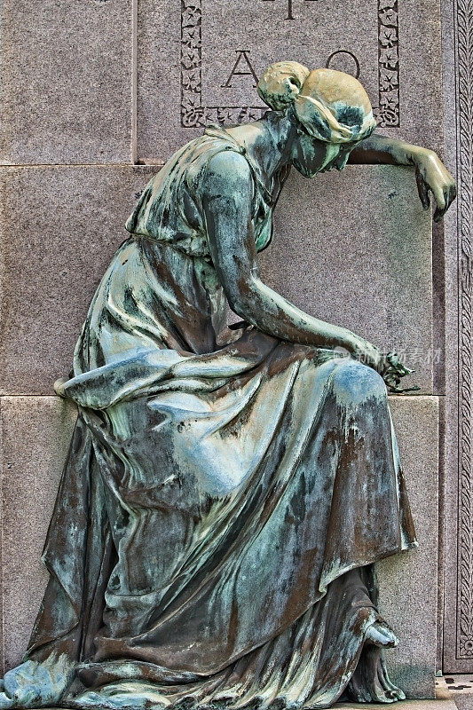 墓旁的一个悲伤女人的雕像