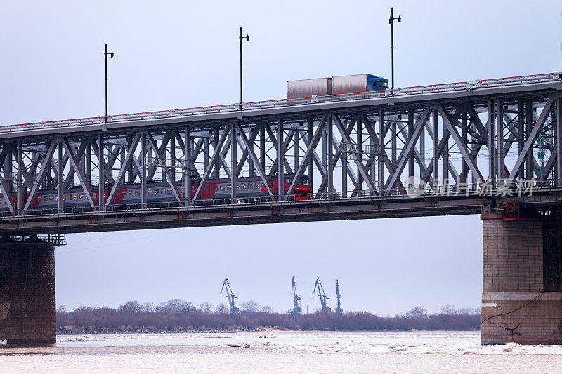 哈巴罗夫斯克阿穆尔河上的桥