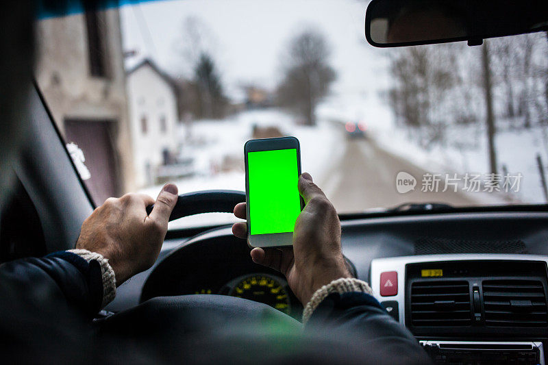 成年司机使用带绿屏的智能手机