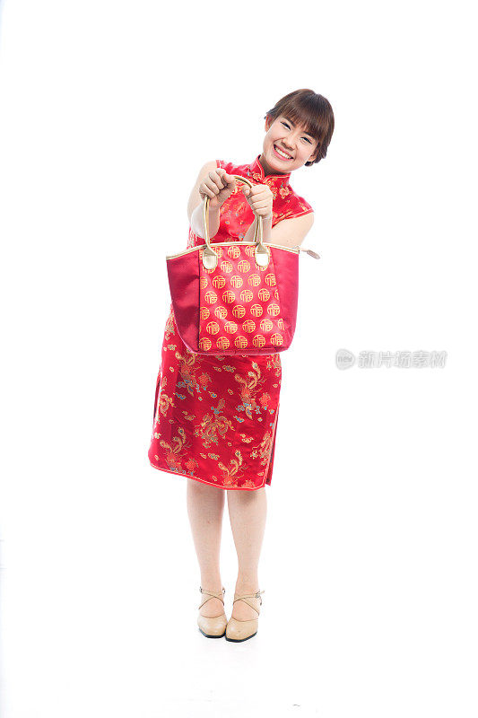 可爱的亚洲年轻女子，穿着传统的红色中国服装短袖，旗袍，旗袍或马褂。