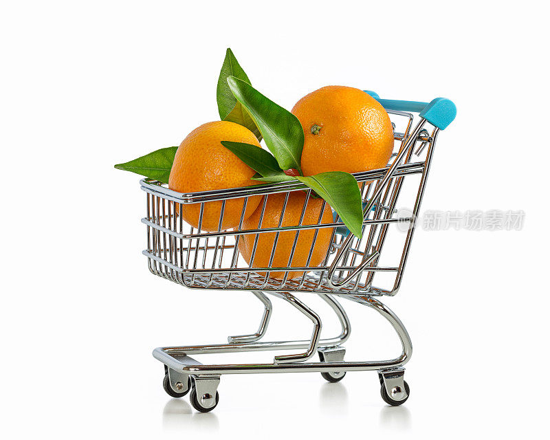 超市手推车上放着橘子。