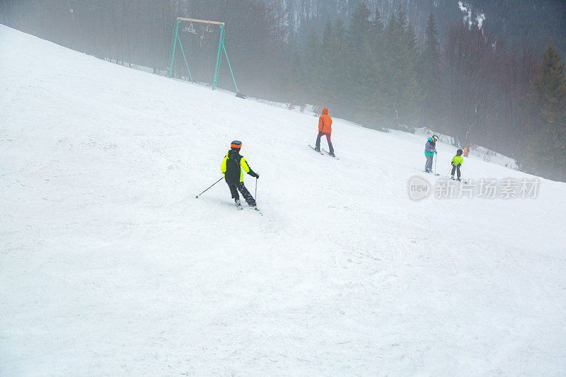 人们被训练去滑雪。
