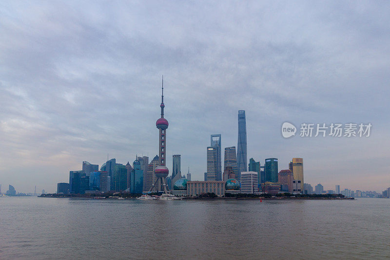 上海全景和多云的天空。陆家嘴金融区和黄浦江。从外滩堤岸看。中国