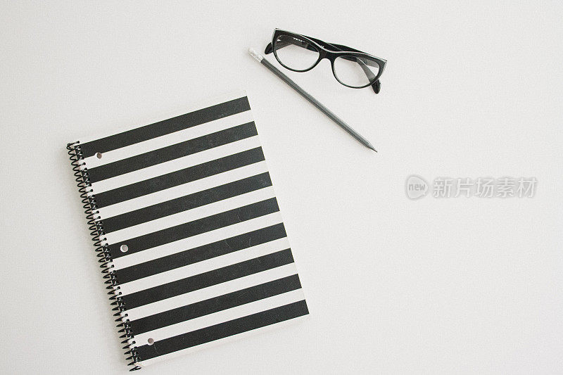 笔记本，铅笔和眼镜