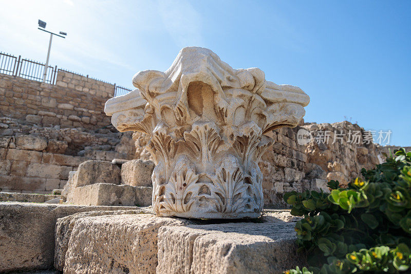 以色列凯撒利亚城废墟中的白色大理石罗马柱的上部遗迹。
