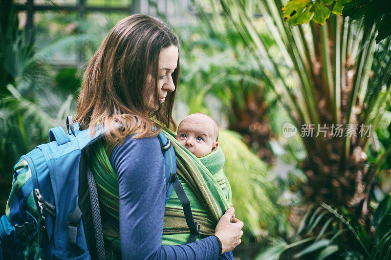 一位年轻的母亲带着婴儿在丛林中行走