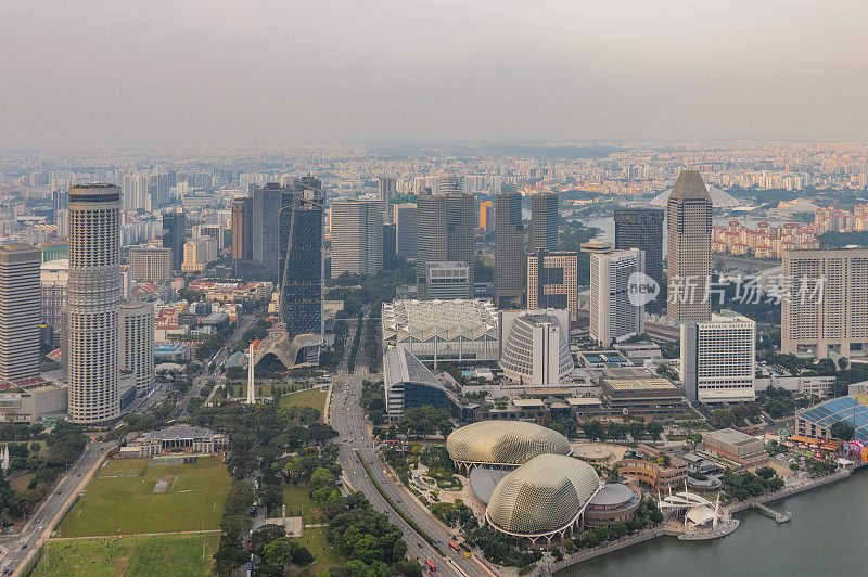 黄昏时分的新加坡城市天际线和城市景观