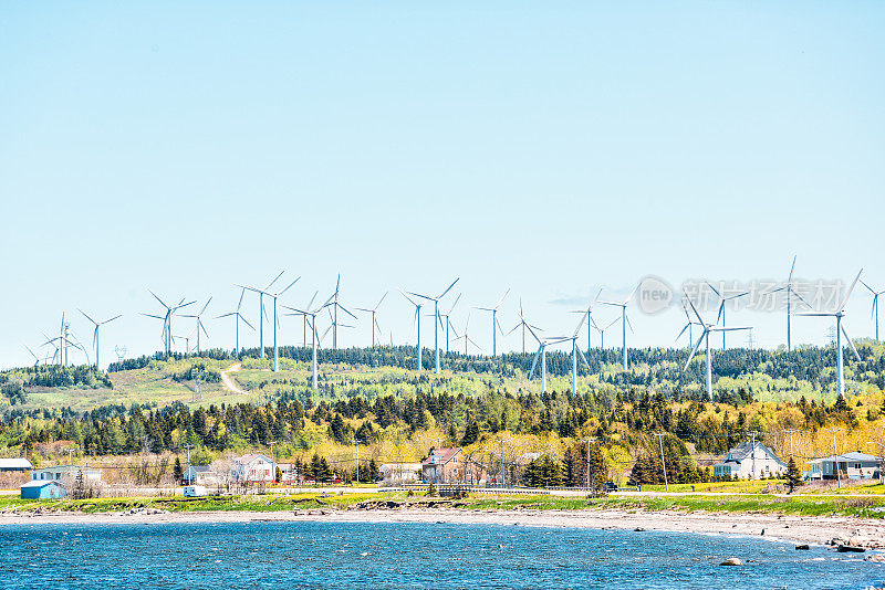 加拿大魁北克省的加斯比西海岸线，有嘉布钦半岛和沿海岸的风力涡轮机