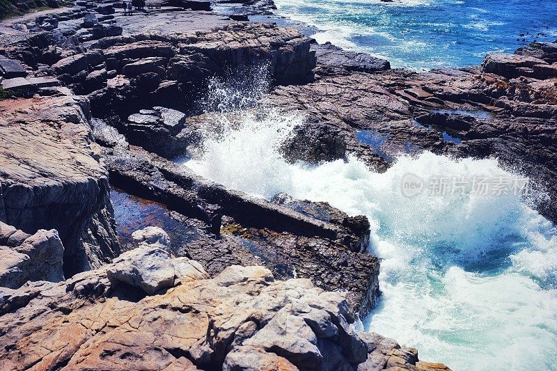 南非赫曼努斯的岩石海岸和波涛汹涌的大海