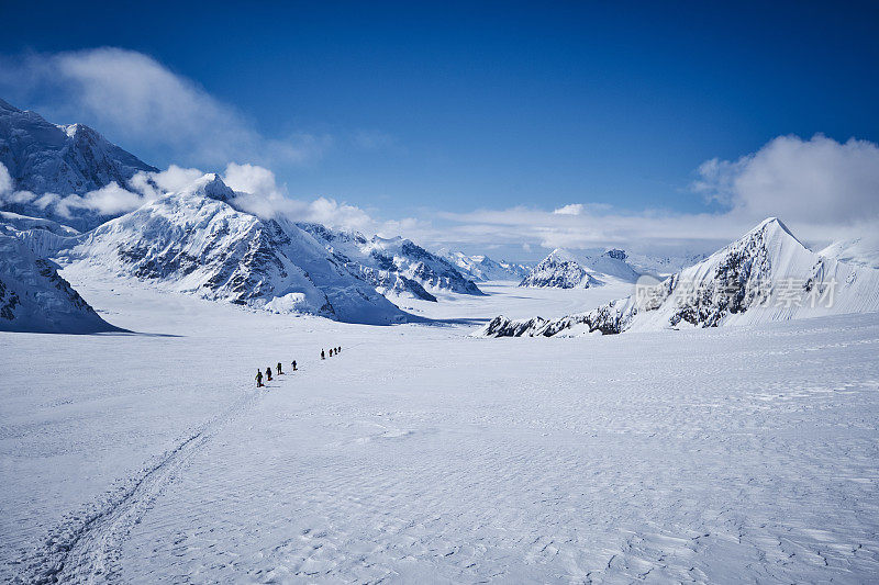 与徒步旅行者在西扶壁路线上用雪橇攀登冰川的德纳里一览。