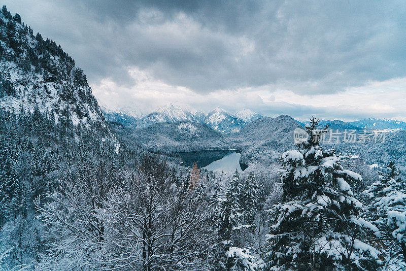 冬天的阿尔卑斯山雪万湖