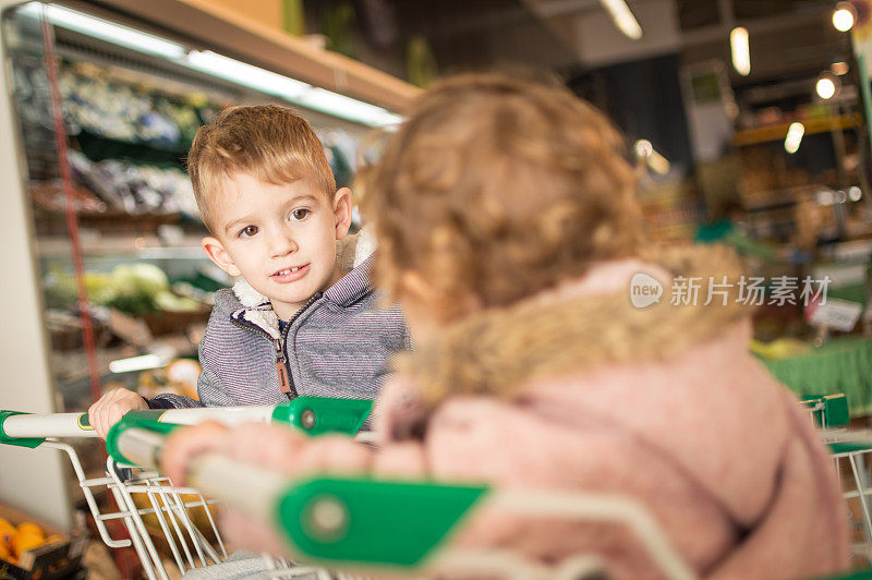 在杂货店购物时