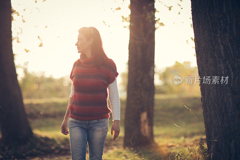 女人在大自然中享受秋天