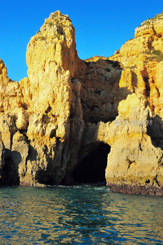海岸悬崖上的洞穴-蓬塔达皮达德，拉各斯，阿尔加维，葡萄牙