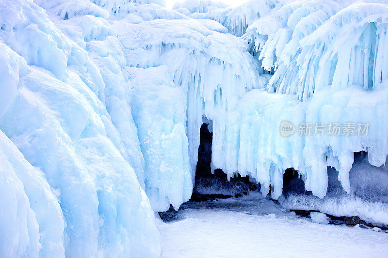 悬挂冰柱在Olkhon岛在冻结的贝加尔湖在西伯利亚，俄罗斯在冬季
