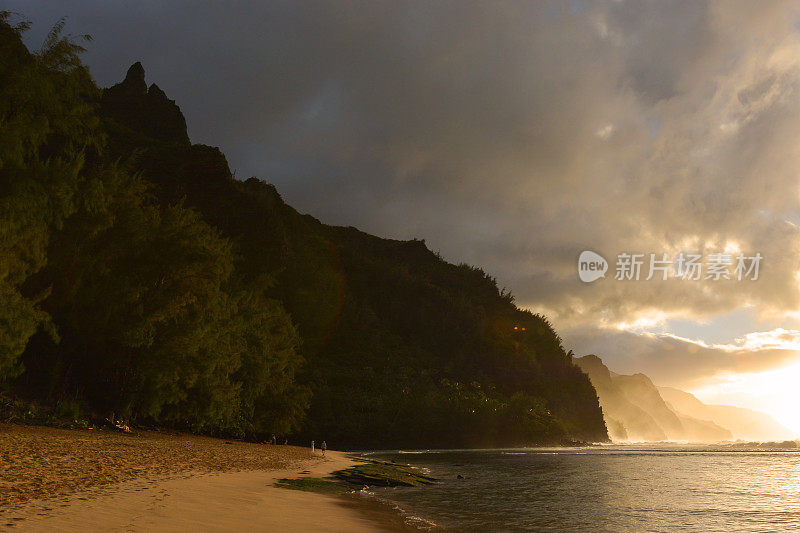 美丽的纳帕利海岸日落在科伊海滩在考艾岛北岸