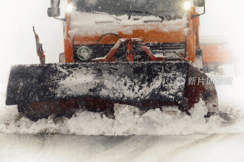 扫雪机清理积雪的公路