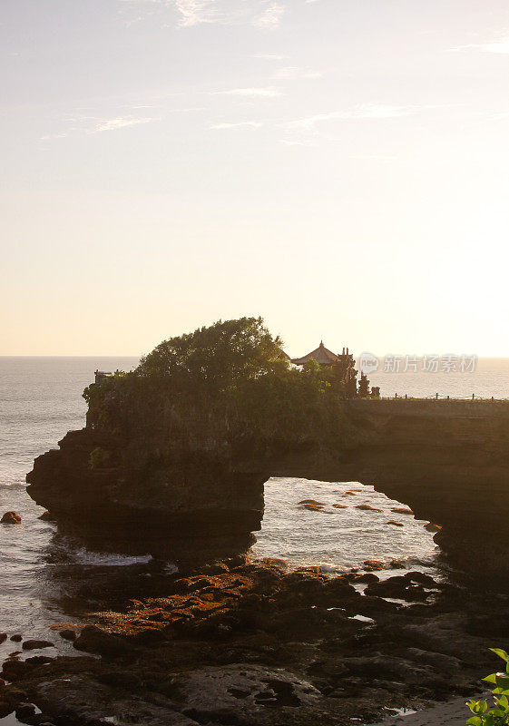 巴厘岛日落时的水神庙