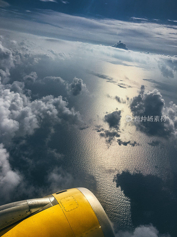 从飞机窗口俯瞰云海