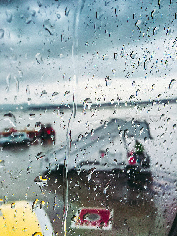 雨天从机场的飞机窗口观看