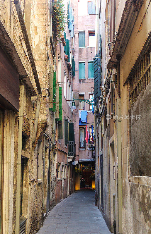 意大利威尼斯狭窄的步行街。