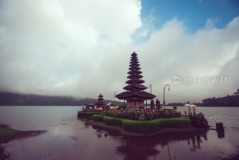 普拉乌伦达努神庙位于印度尼西亚巴厘岛