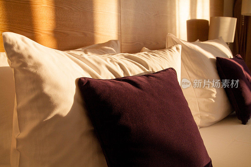 白色和波多枕头在现代卧室的床上